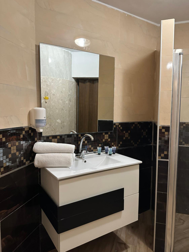 Bathroom 3, Geula 1