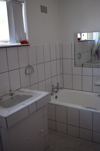 Bathroom 4, Oudtshoorn Homestay Accommodation, Eden