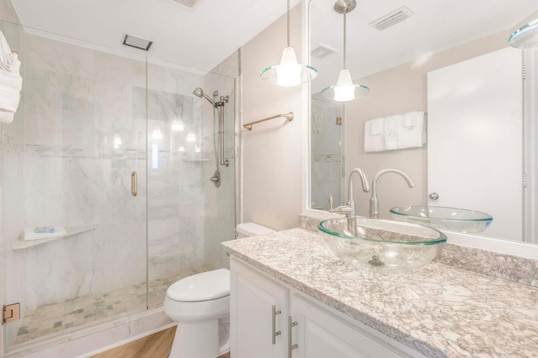 Bathroom 4, Summer House 1405a, Baldwin