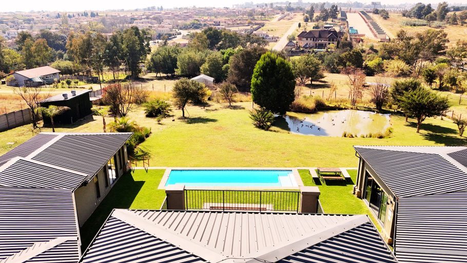Others 4, Stones Throw Manor, West Rand
