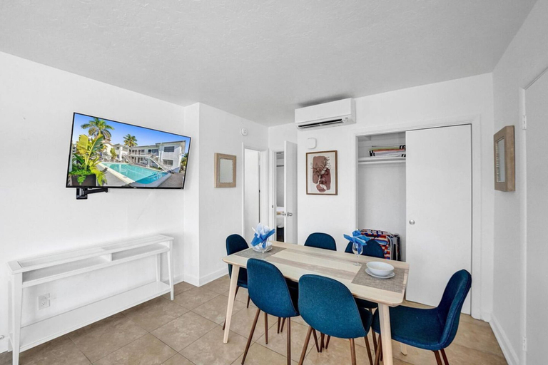 Room 4, Waves on Desoto 1 bed Pool View 6, Broward