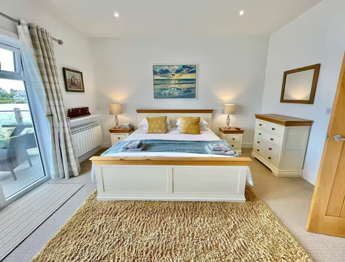 Bedroom 3, Cotswolds Lakeside Home-Summer Lake, Gloucestershire