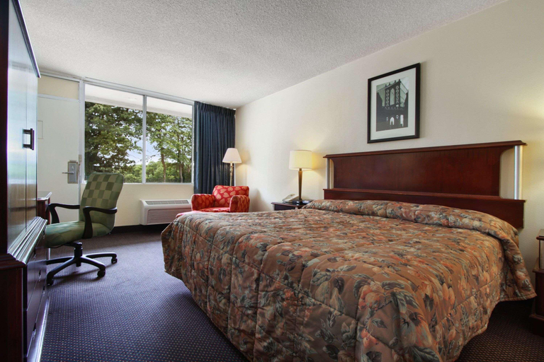 Bedroom 4, Super 8 by Wyndham Dover, Kent