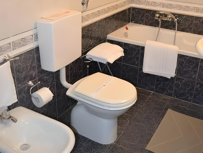 Bathroom 5, Hotel Il Gatto, Genova