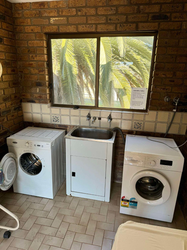 Bathroom, Tooleybuc Motel, Wakool