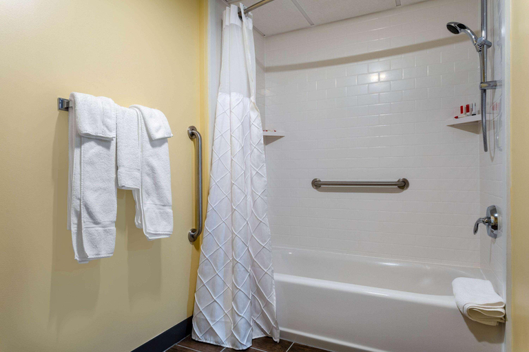 Bathroom 4, Days Inn by Wyndham Augusta, Kennebec