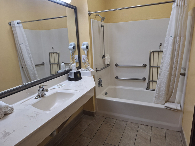Bathroom 4, Super 8 by Wyndham Weslaco, Hidalgo