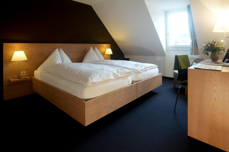 Bedroom 3, Hotel-Restaurant Lowen, Dielsdorf