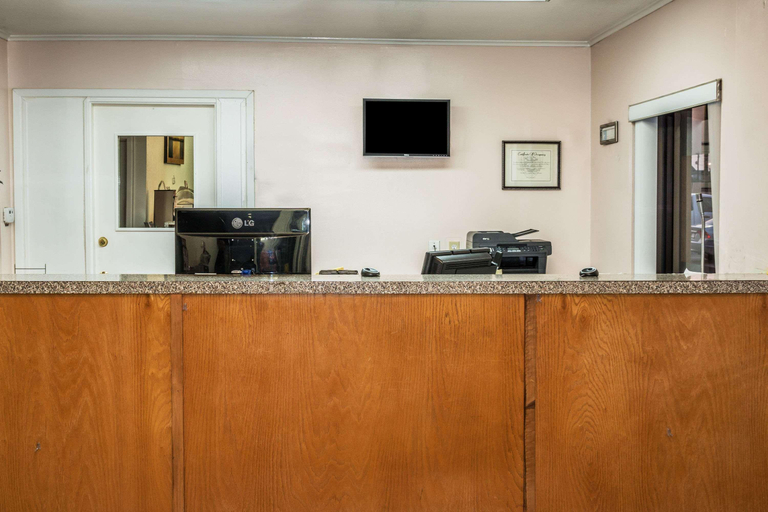 Public Area, Super 8 by Wyndham San Marcos, Hays