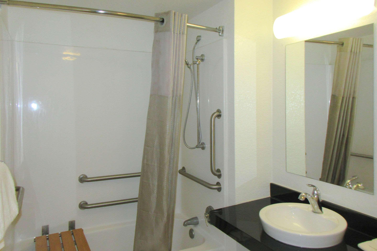 Bathroom 5, Rodeway Inn Washington Area, Washington