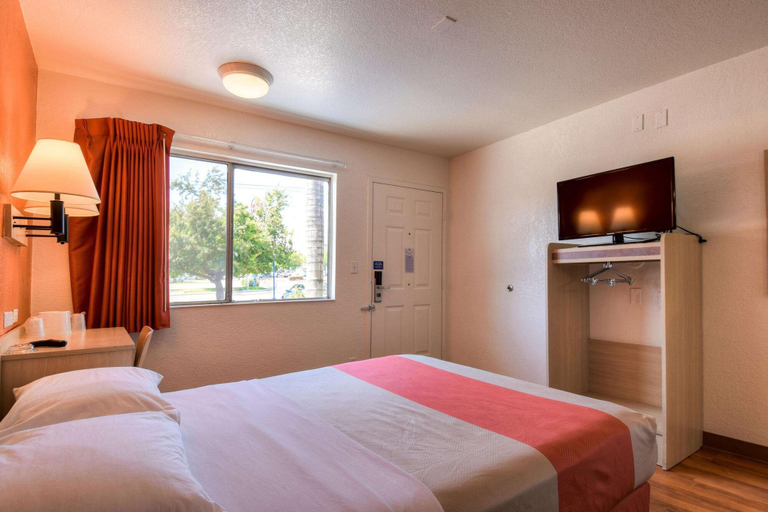 Room 5, Motel 6 Jurupa Valley, CA - Riverside West, Riverside
