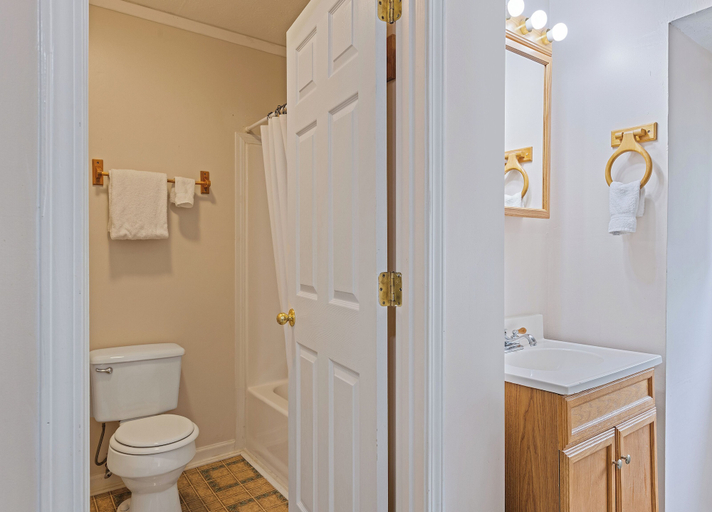 Bathroom 4, The Valley Inn, Haywood