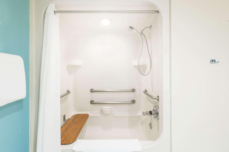 Bathroom 4, Super 8 by Wyndham Show Low, Navajo