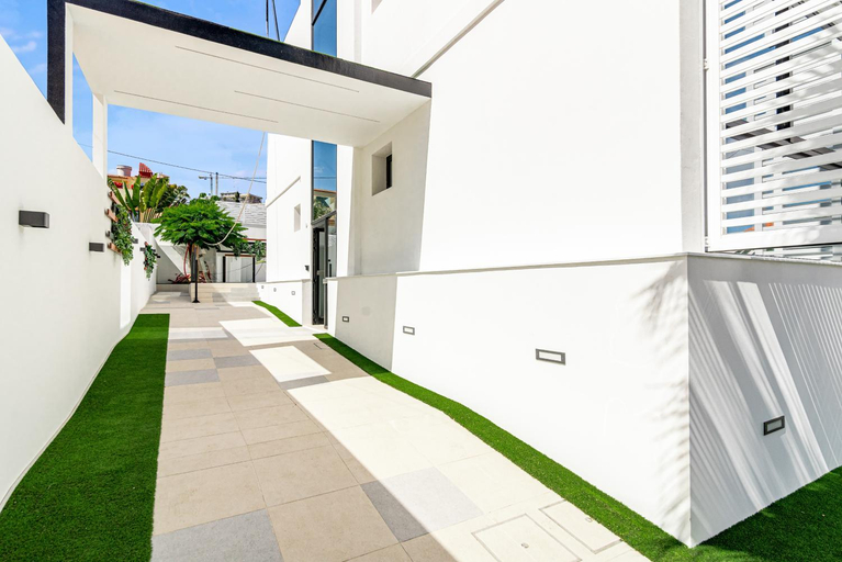 Exterior & Views