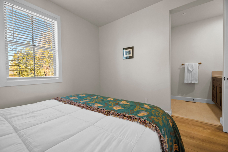 Bedroom 2, Pine Meadow All Seasons Lodge, San Bernardino