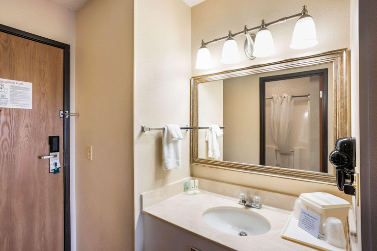 Bathroom 4, Quality Inn South Cedar Rapids, Linn