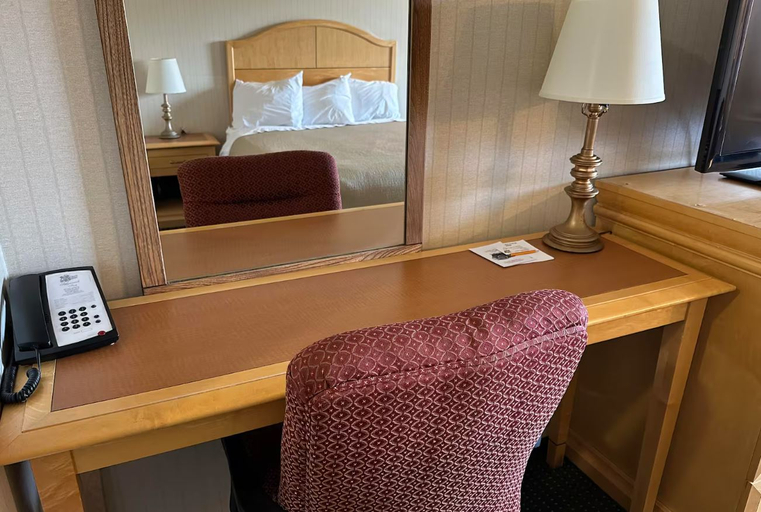 Bedroom 3, Travelodge by Wyndham Chetwynd, Peace River