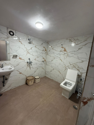 Bathroom 5, Char Dham Palace, Varanasi