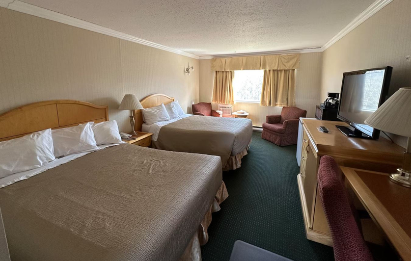 Bedroom 2, Travelodge by Wyndham Chetwynd, Peace River