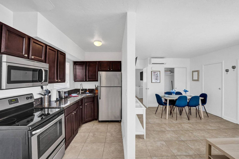 Room 5, Waves on Desoto 1 bed Pool View 6, Broward