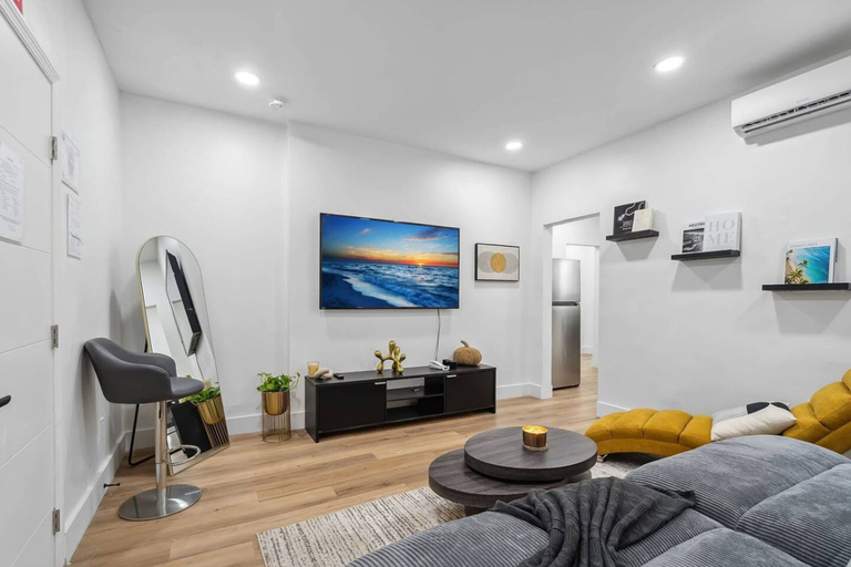 Room 5, Casa Roselle 2 in Hollywood, Broward