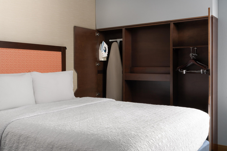 Bedroom 3, Hampton Inn Chambersburg, Franklin