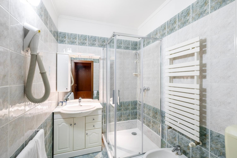 Bathroom 3, Hotel Pannonia, Miskolci