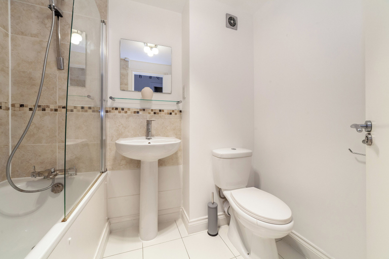 Bathroom, Trendy Flat in St Katharine, London