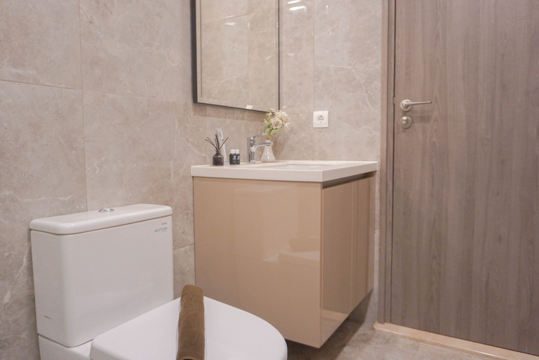 Bathroom 5, Modern Designed and Strategic 1BR Apartment Arumaya Residence By Travelio, Jakarta Selatan
