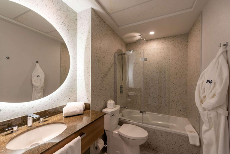 Bathroom 4, Hotel Royal William, an Ascend Collection hotel, Communauté-Urbaine-de-Québec