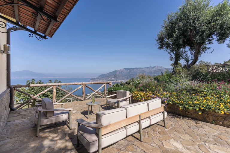 Room 2, Giulia 3 Villa Apartment Shared Pool Sea Views, Napoli