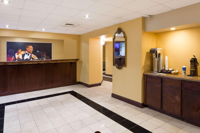 Public Area 2, Super 8 by Wyndham Indianola, Sunflower