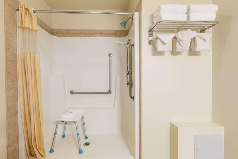 Bathroom 4, Days Inn by Wyndham Chetwynd, Peace River