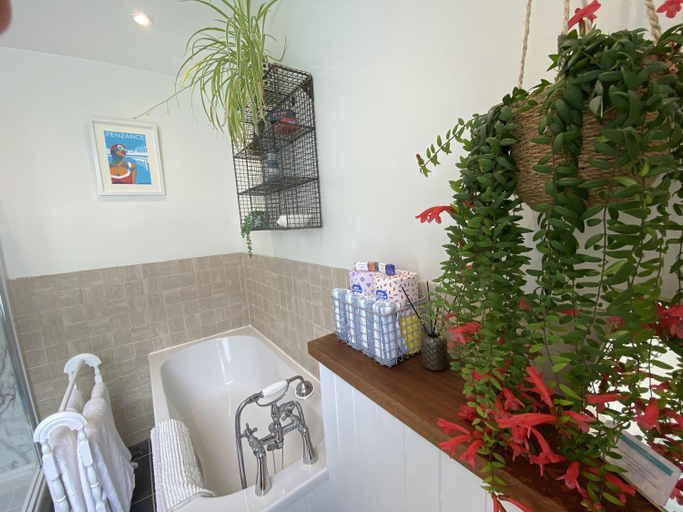 Bathroom 4, Spacious, seaside, Victorian home 'Bay View Terrace', Penzance, Cornwall