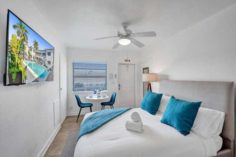 Room 4, Waves on Desoto Beautiful Studio 8, Broward