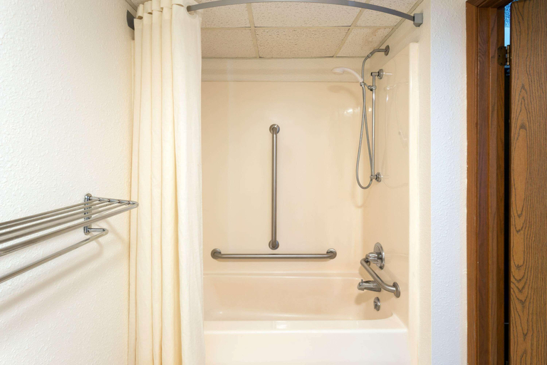 Bathroom 4, Super 8 by Wyndham DeKalb IL, De Kalb