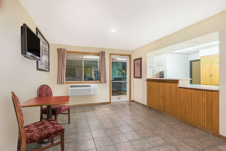 Public Area 2, Super 8 by Wyndham Burnham/Lewistown, Mifflin