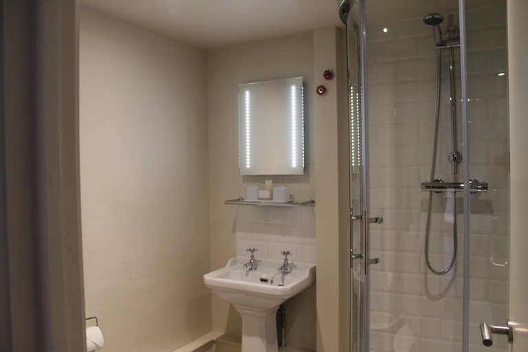 Bathroom 4, The Woolpack Hotel, Kent