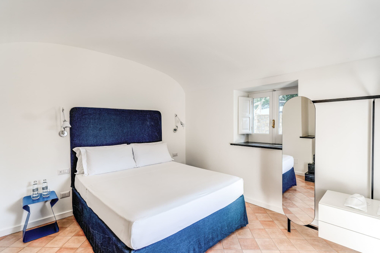Room 5, Giulia 2 Villa Apartment Shared Pool Sea Views, Napoli