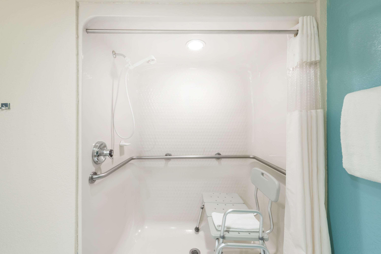 Bathroom 4, Super 8 by Wyndham Show Low, Navajo