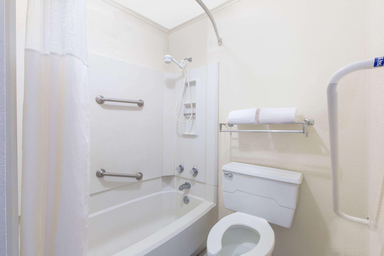 Bathroom 3, Executive Inn & Suites Marshall, Harrison