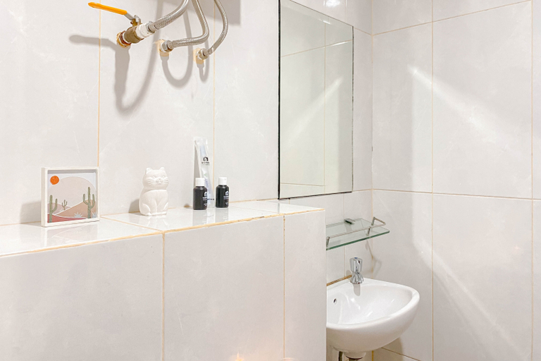 Bathroom 5, Modern Look Studio Grand Kamala Lagoon Apartment By Travelio, Bekasi
