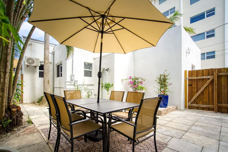 Garden 3, Casa Roselle 2 in Hollywood, Broward