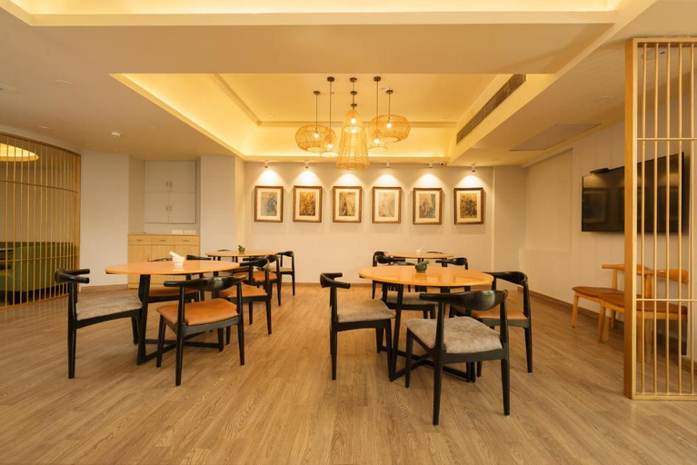 Food & Drinks 5, Bloom Hotel - Sector 62, Gautam Buddha Nagar