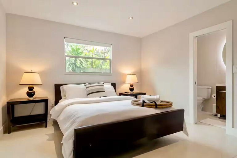 Bedroom 1, Tree House, Broward