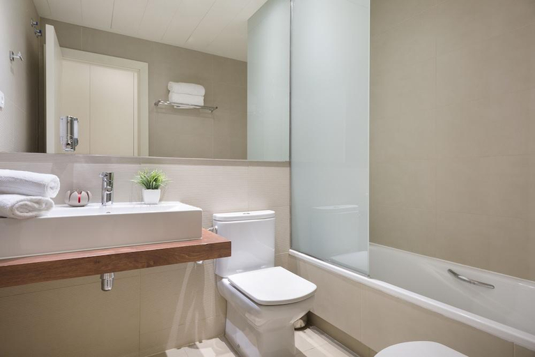 Bathroom, Aspasios Catedral Apartments, Barcelona