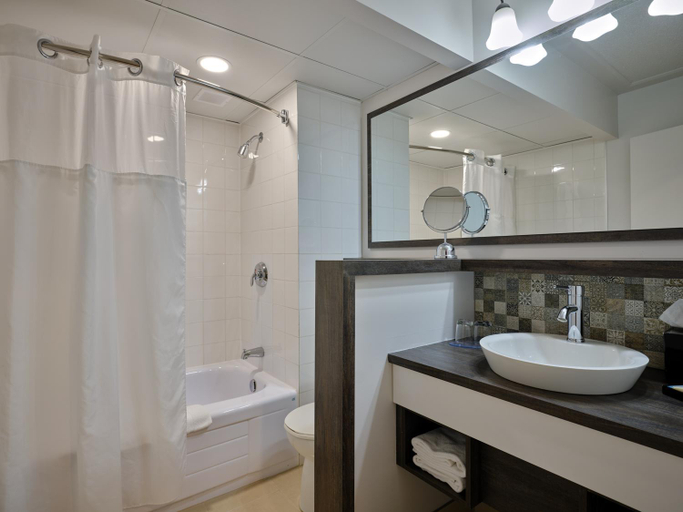 Bathroom 5, Hotel Universel, Centre de congres Riviere-Du-Loup, Rivière-du-Loup