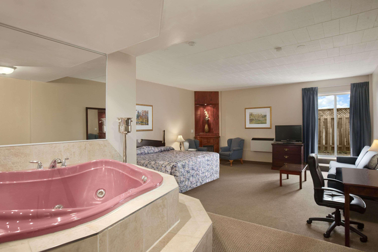 Public Area 2, Travelodge by Wyndham Cambridge - Waterloo, Waterloo
