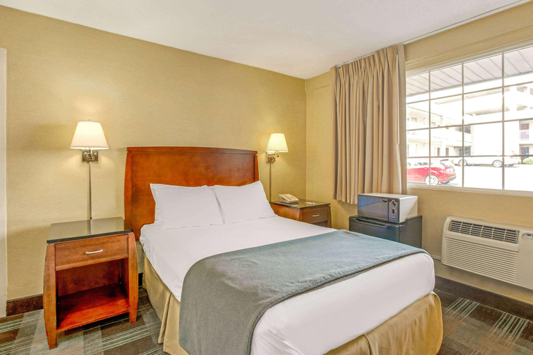 Bedroom 3, Travelodge By Wyndham Silver Spring, Montgomery