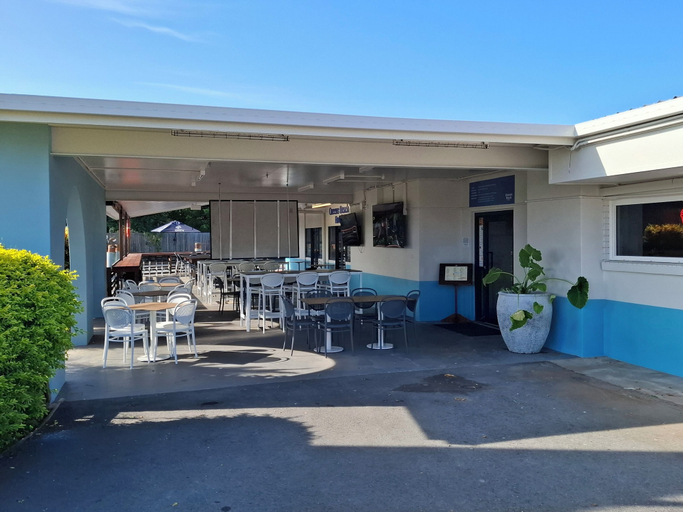 Food & Drinks 5, Nightcap at Queens Beach Hotel, Bowen